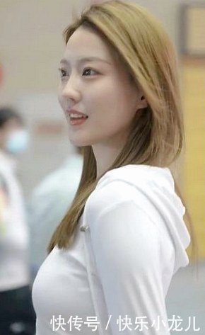 魅力|白色连帽衣搭粉色短裙,诠释了时尚的魅力