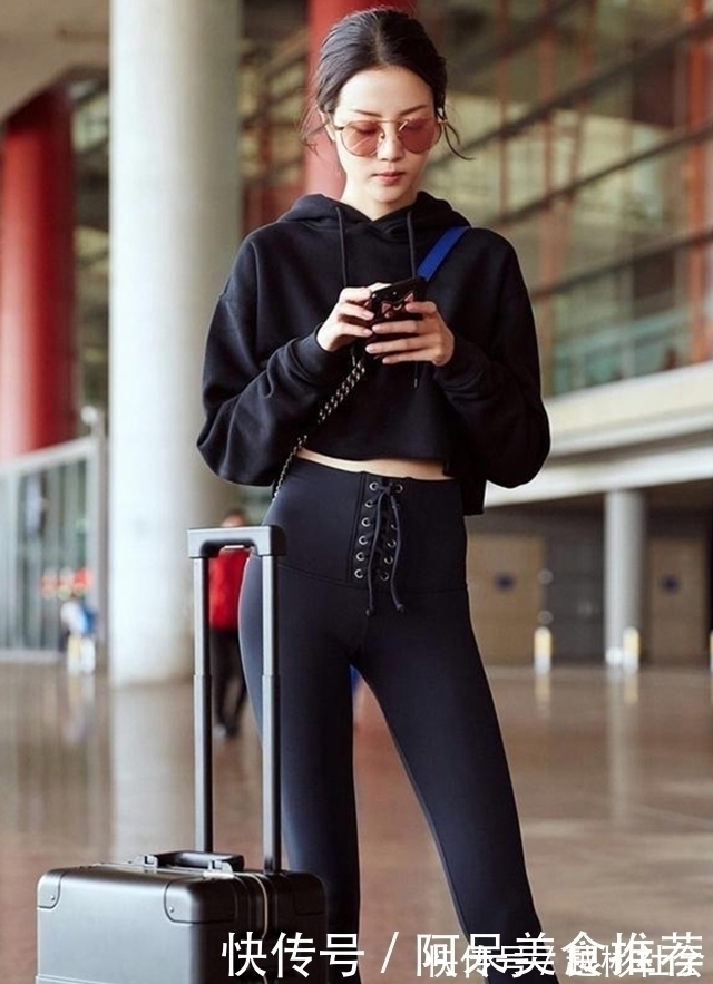 女人味 紧身打底裤帅气活泼的打扮,时尚不失美感