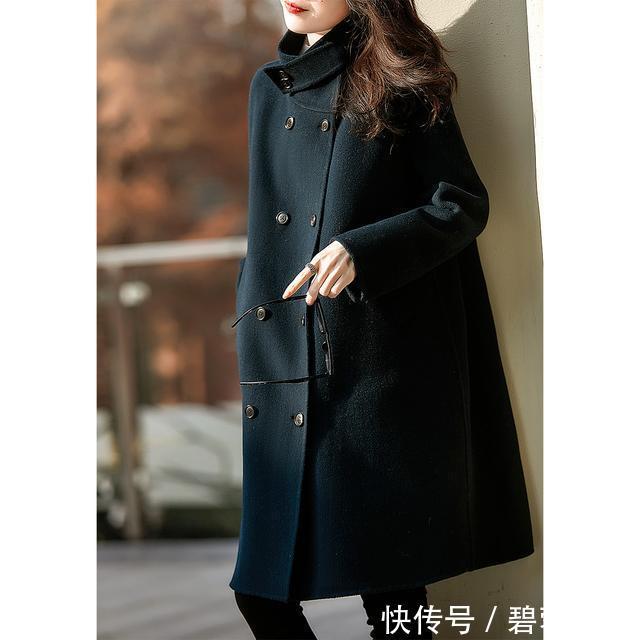 小个子穿大衣也是能时髦有个性的！秋冬这样搭，真的是很美很大气