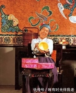 贾母|薛宝钗乐于助人,为何对刘姥姥一毛不拔?看看后者做了什么丑事