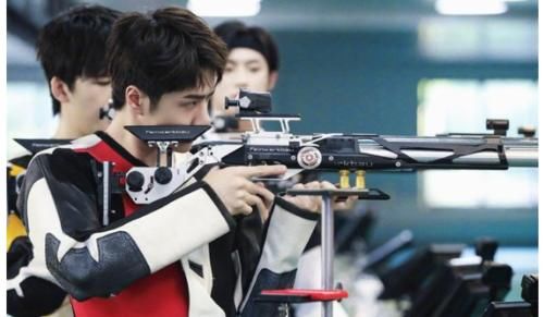 王一博|王一博體驗氣步槍，出彩表現獲眾人贊，運動小達人名不虛傳