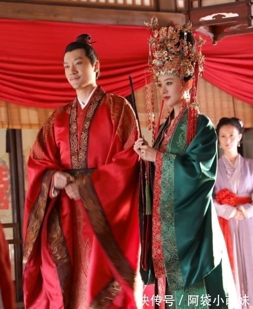 鹤氅#下雪了,红楼大观园姐妹聚会,4个女子没穿红斗篷,她们都是寡妇