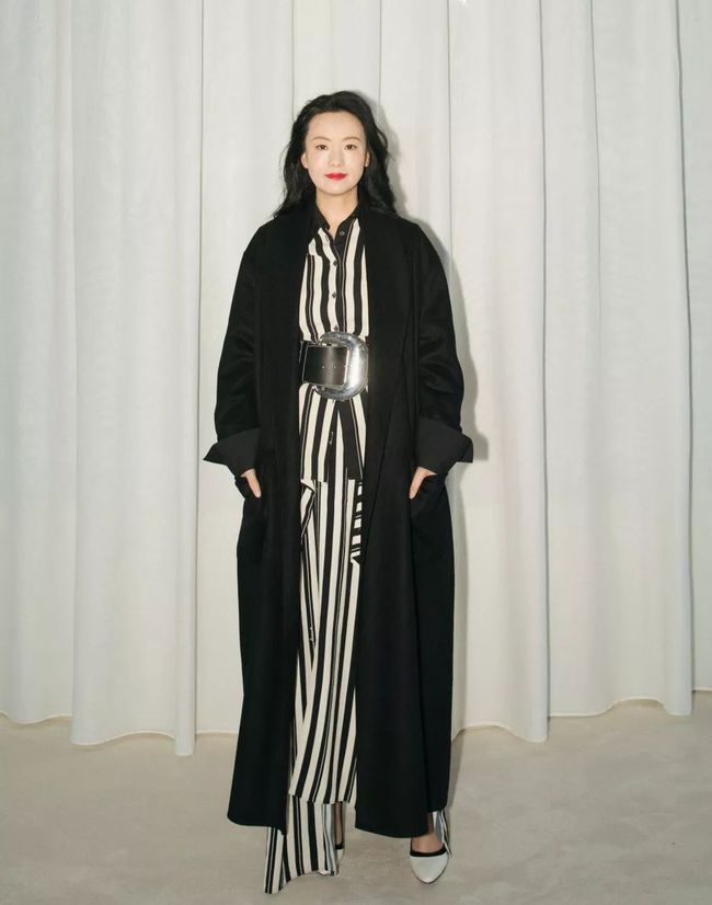 时尚 时尚品味真不错,黑色大衣配灰色卫衣休闲舒适,看上去极其的高级