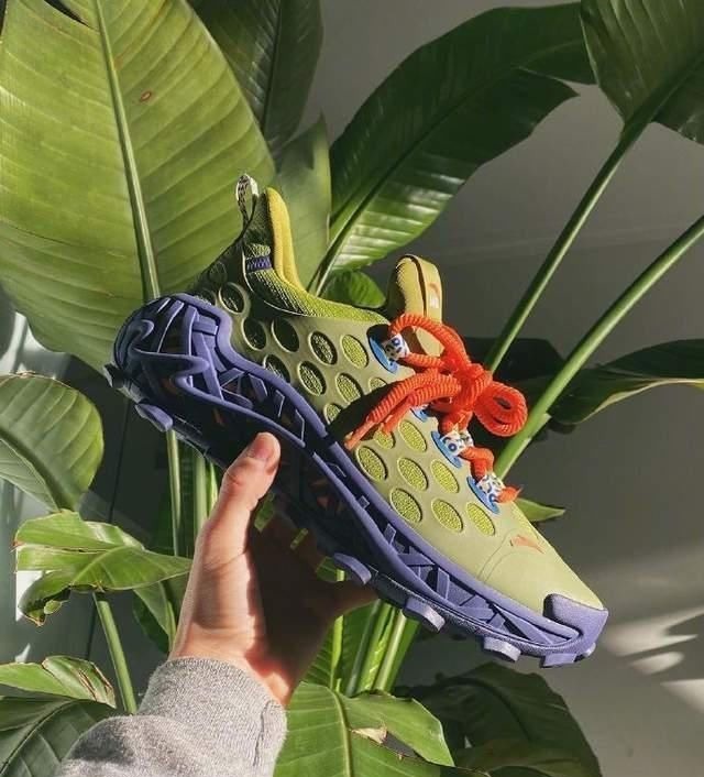 安踏 安踏联名“范思哲”!颜值满分,国外明星上脚,老外也爱进口鞋?