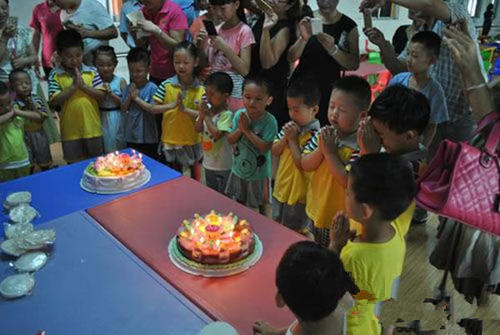 幼儿园|女儿幼儿园过生日,带的蛋糕却无一人吃,老师的解释让妈妈很惭愧