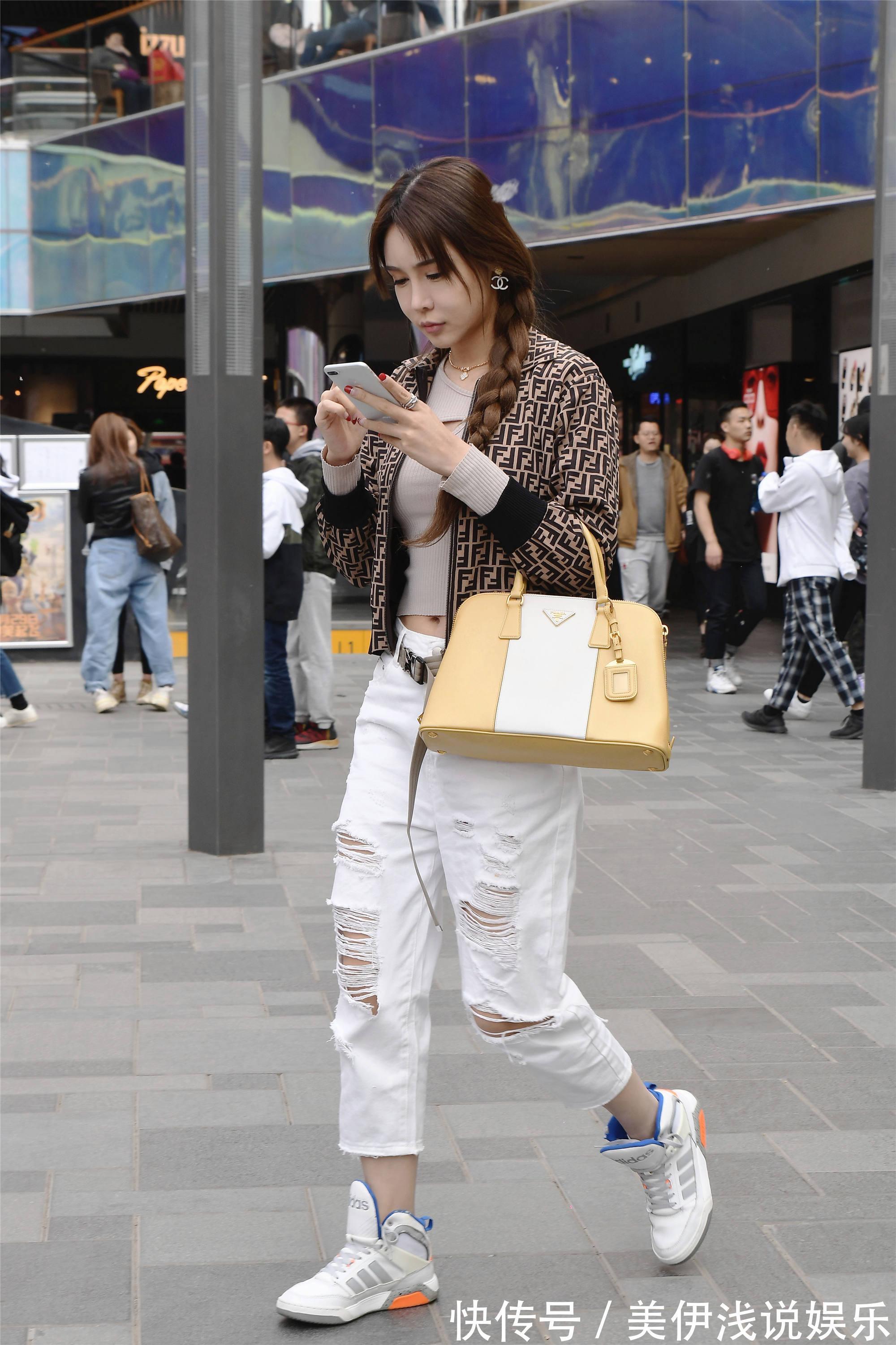 美女 牛仔裤+平底鞋,轻松搭配出小清新的范,小女生的经典穿搭