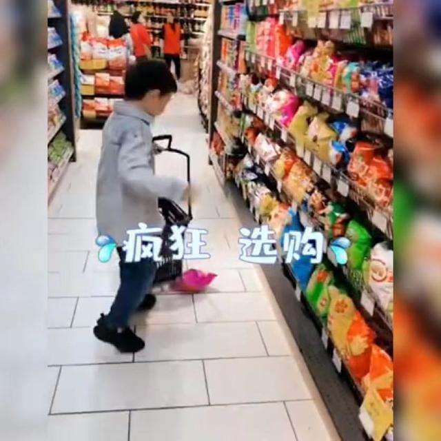 孩子|小男孩考高分被奖励“随意购物”30秒火了，网友：争分夺秒挑零食