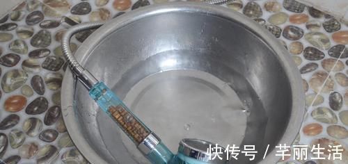 淋浴喷头堵了不用怕，学会这诀窍，只需一个塑料袋就能轻松解决