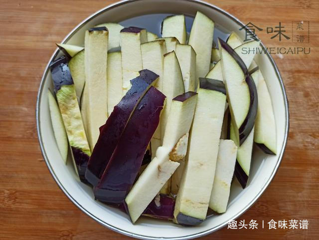 蒸茄子,直接上锅蒸不对!教你一招,茄子鲜嫩不发黑,上桌就光盘
