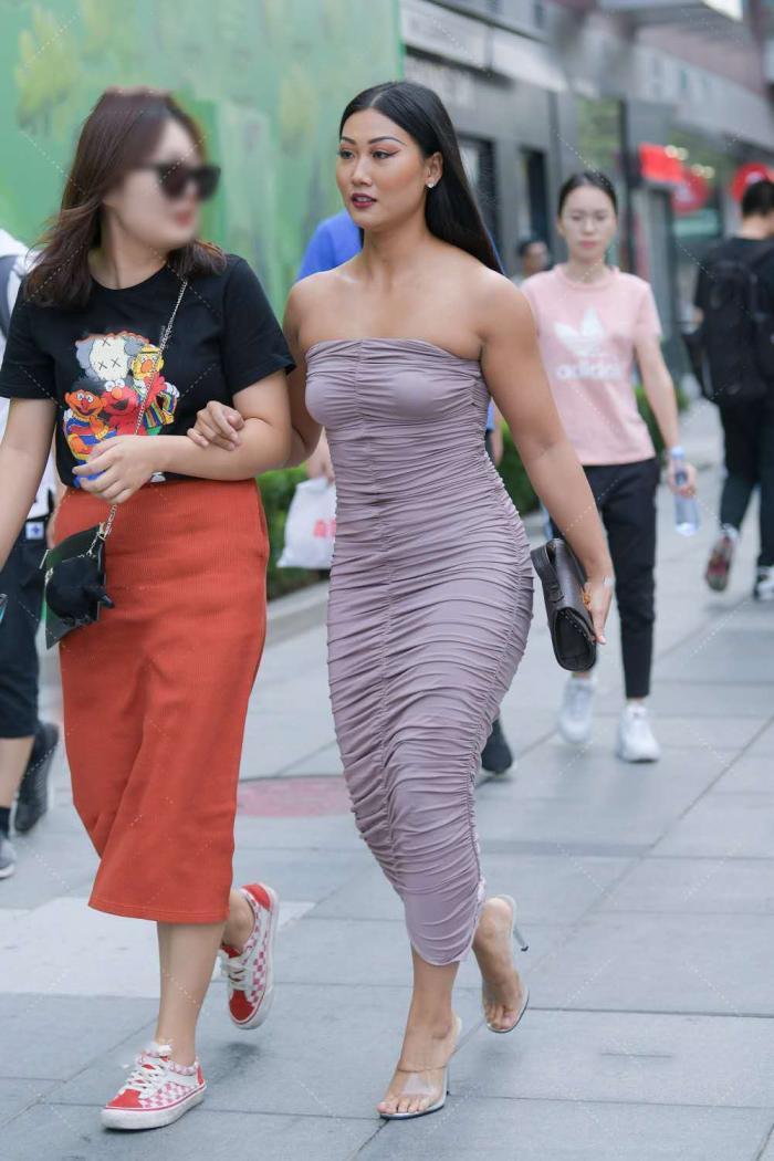 小姐姐|街拍：身材微胖的小姐姐，身穿百褶一字肩紧身裙，超显知性的魅力