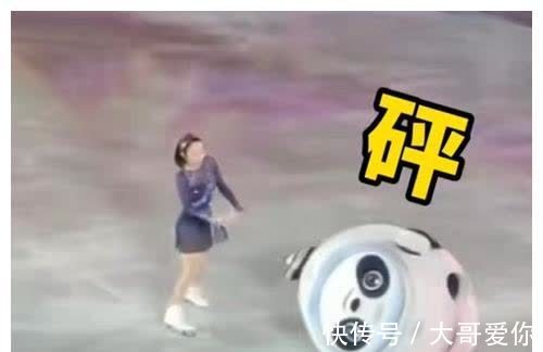 冰墩墩|冰墩墩落入花滑群中,顶流成了被捉弄的对象,队员们都乐开了花