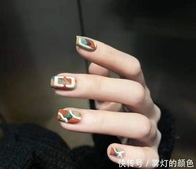 琥珀色|显白时髦,这几款美甲新年做起来,超出众