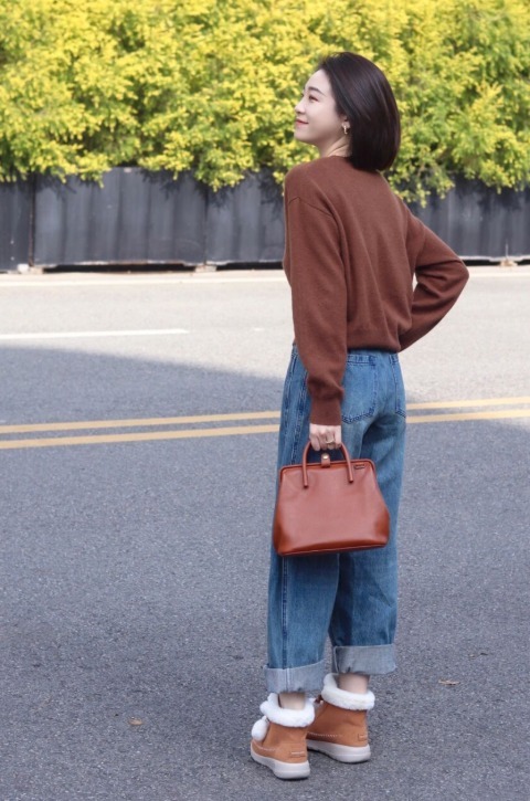 下图 今年流行“毛衣+牛仔裤”,不光保暖舒适,普通人穿了简约又洋气