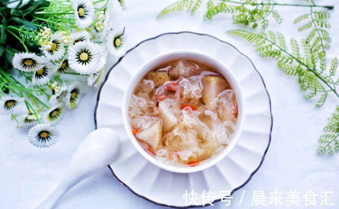银耳雪梨羹|秋天多喝银耳雪梨汤，清甜滋润，炖一锅，全家都能喝