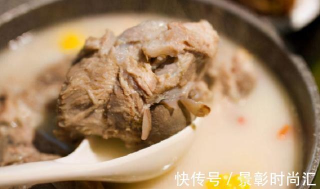 味香|炖骨头汤，记住“2不放”，汤汁浓白鲜美，味香无腥味，好喝