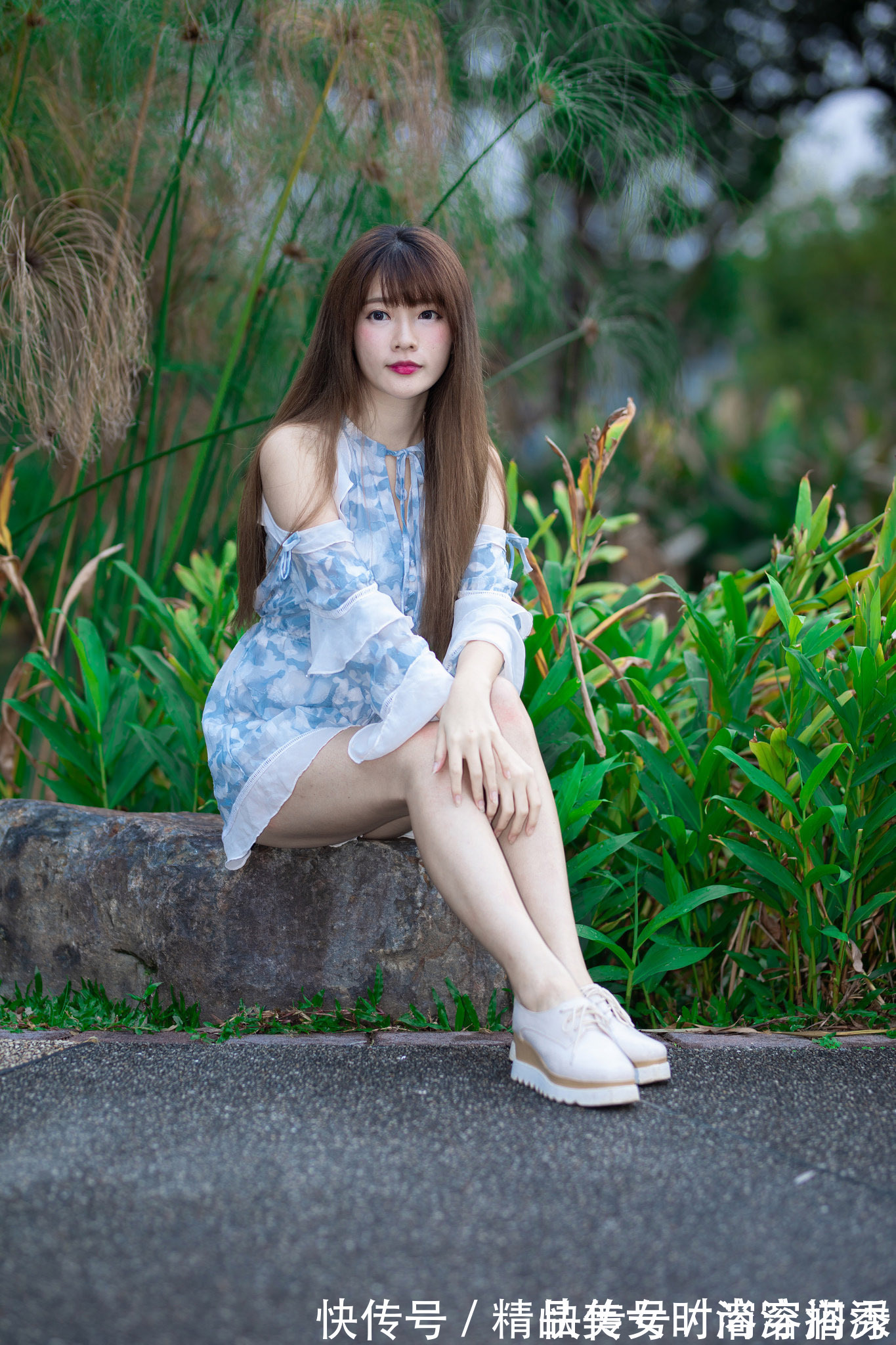 连衣裙 轻盈的雪纺连衣裙,轻薄透气,挂脖的设计露出香肩,时尚又甜美