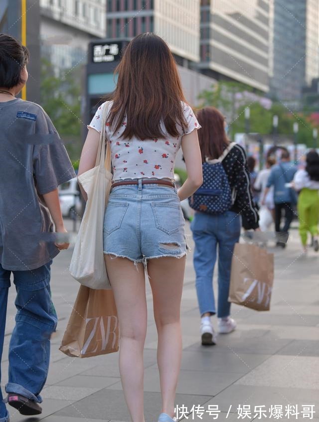 小姐姐 小玫瑰花印花上衣搭配破洞裤,性感俏皮,随性舒适!