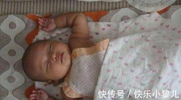 睡姿|为什么婴幼儿睡觉喜欢举手？懂得这3个原因，解开心中疑惑