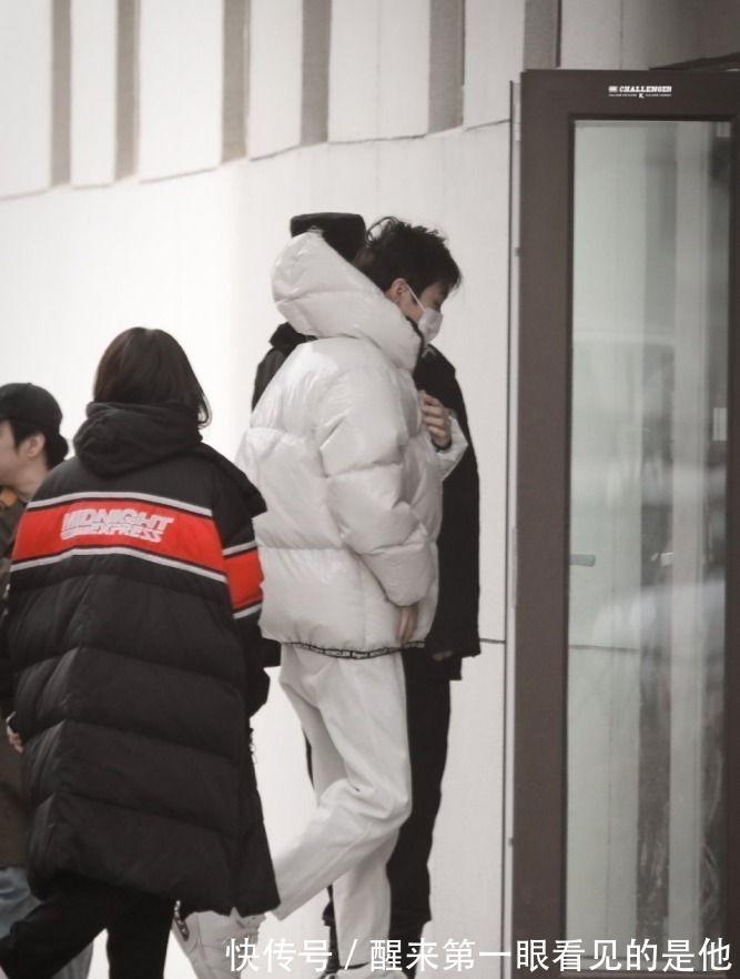 sing尼格买提也关注王俊凯的童年,在他面前提新加坡的梗,粉丝也补刀