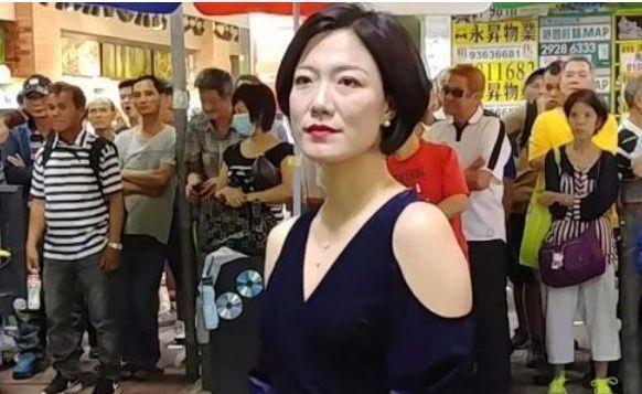 她在《星光大道》拿過冠軍，還登上央視春晚，現(xiàn)在卻街頭賣唱！