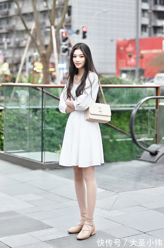 气质 美女街拍:美女肤白貌美气质佳,一般人养不起吧