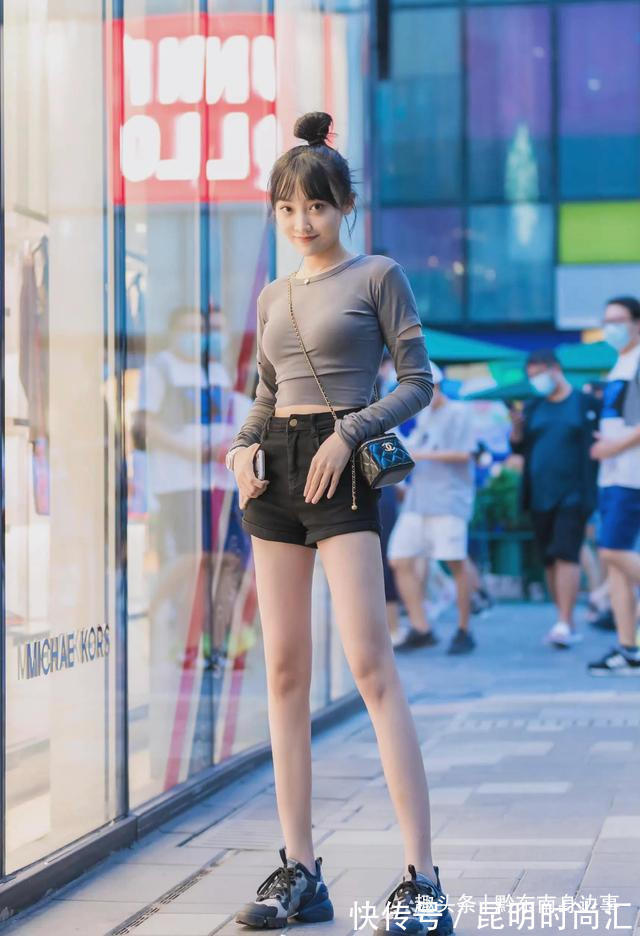 小姐姐 牛仔短裤如何搭配才时髦又洋气?这8套穿搭示范可以看看