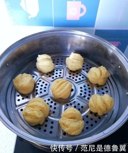 面粉这样做,只要一个蒸锅,比馒头松软香甜,吃一次就会喜欢上它