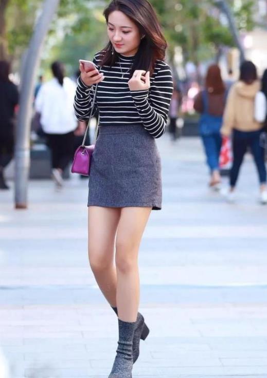 印花|黑色露肩装+印花短裙的长发美女,靓丽又显大气