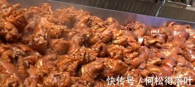 大叔擅长做小吃,女儿去给她当助手,5元一个出摊1小时就抢光!