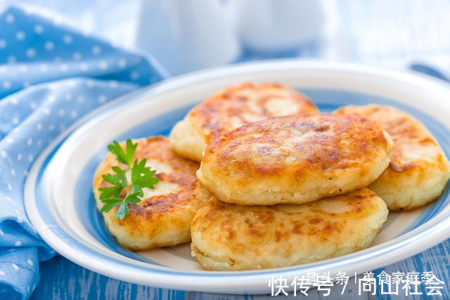 电饼铛|土豆别再炒着吃了,不加一滴水,做成土豆饼,外焦里嫩,特别好吃