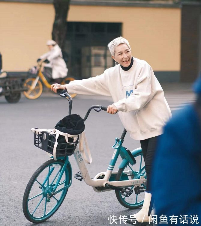 马丁靴|60岁奶奶才不服老，穿高帮靴骑单车出门，一头白发还剪寸头太拉风