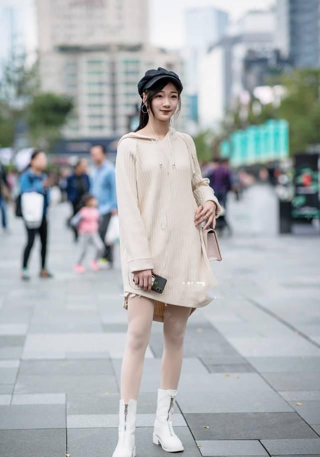 路人街拍，小姐姐露脐白短T搭配浅灰色瑜伽裤，真是优雅又大气