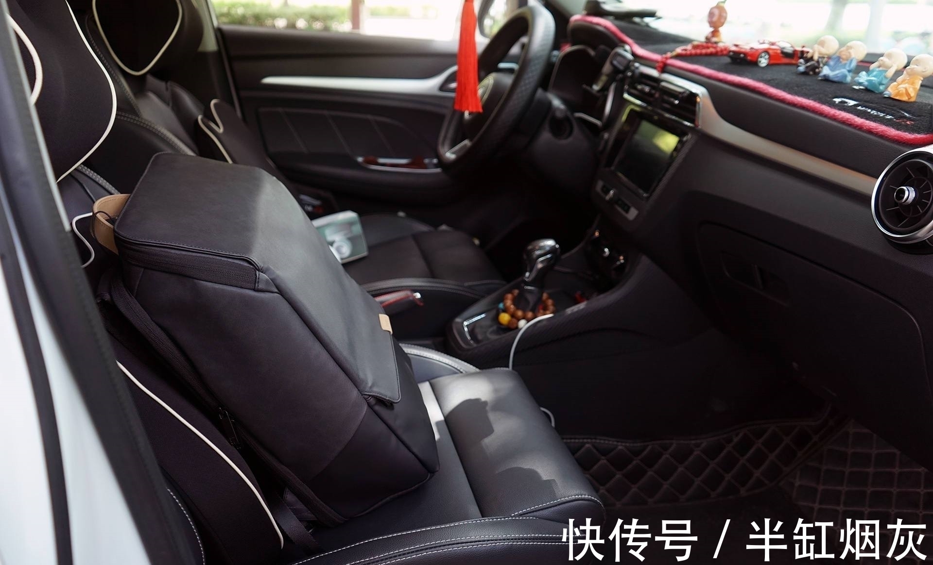 笔者 男人的背包就应该是这样有棱角,不复杂!第一眼就爱上了