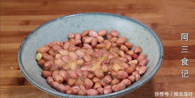 好吃|花生米怎么做才好吃,大厨告诉我,加2个鸡蛋,这样做比吃肉还香