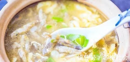 农村河里，一种趴在沙子里的小鱼，以前没人要，如今真是稀少