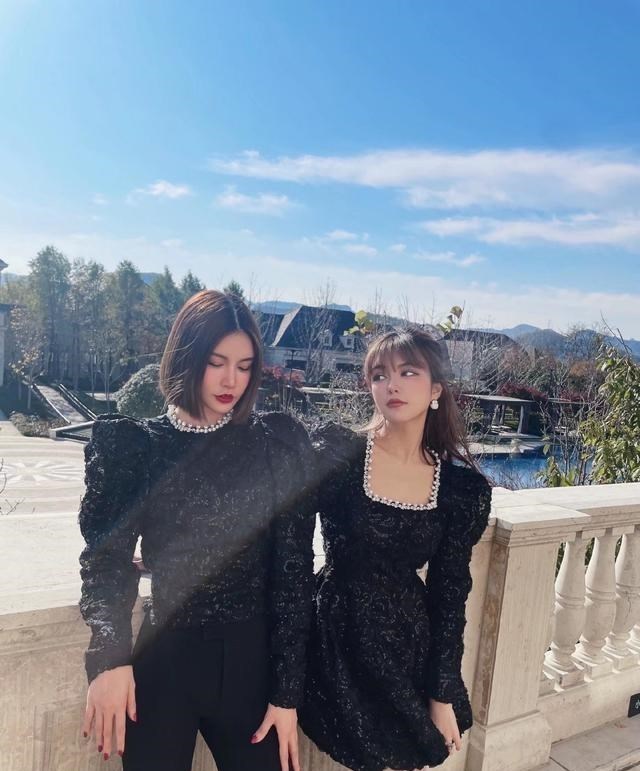 连衣裙|周扬青“名媛式”穿搭真迷人, 黑短裙风格减龄又显腿, 千金风好绝