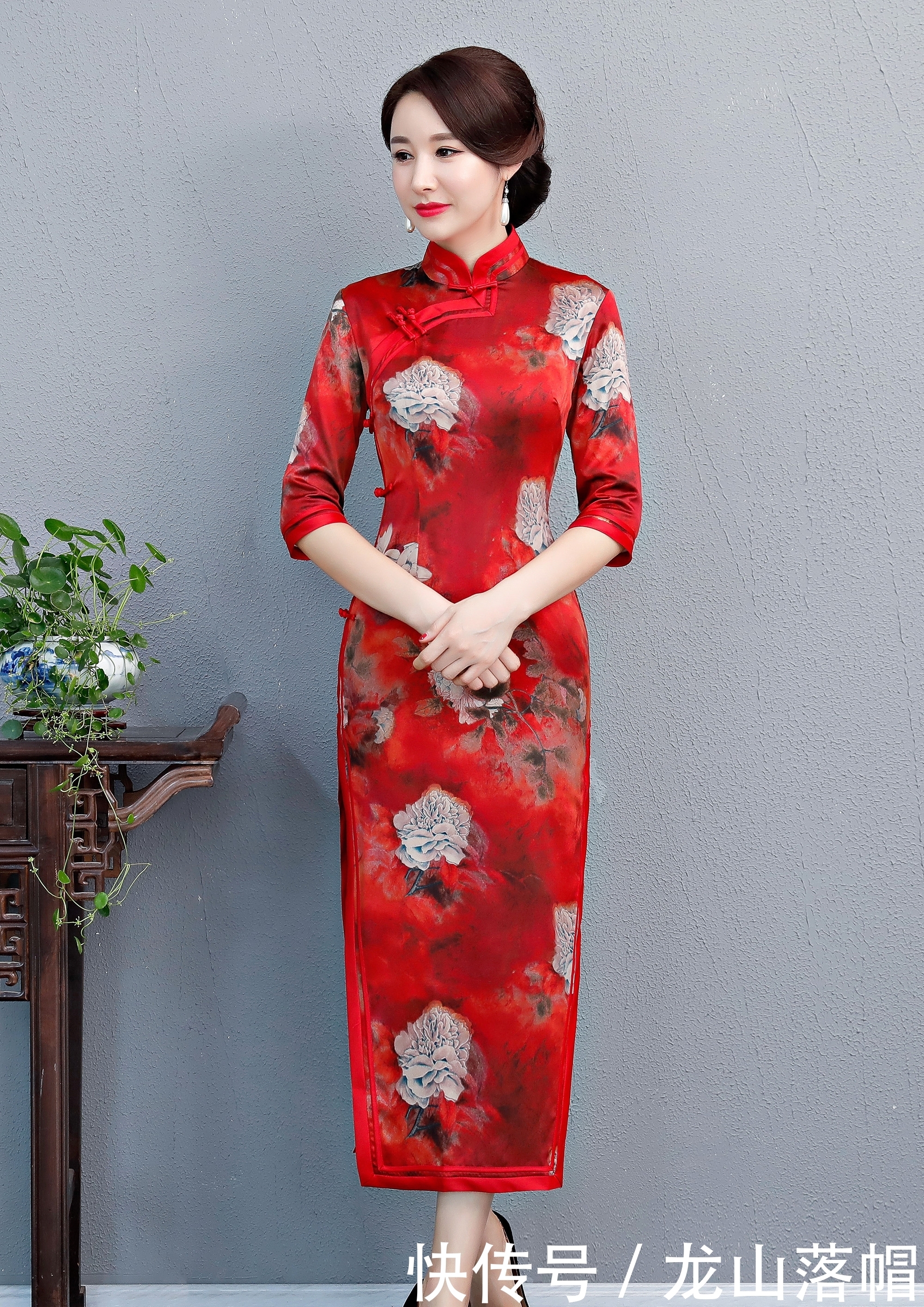 长款旗袍高开叉,搭配无色长丝袜,魅力四射让人难以抗拒