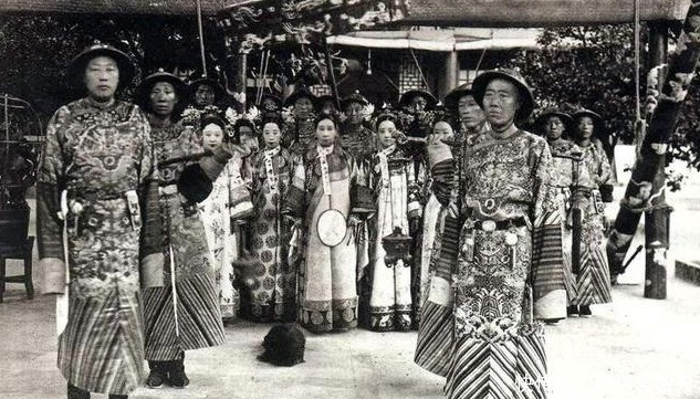 超过|她陪伴慈禧19年,年俸禄超过亲王,为何一生不敢照相?