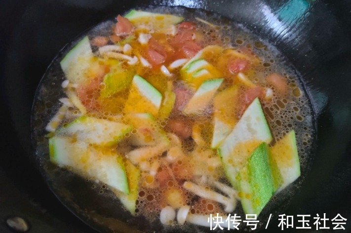 营养|酸甜开胃的番茄西葫芦蛋花汤，营养好喝，10分钟就能搞定