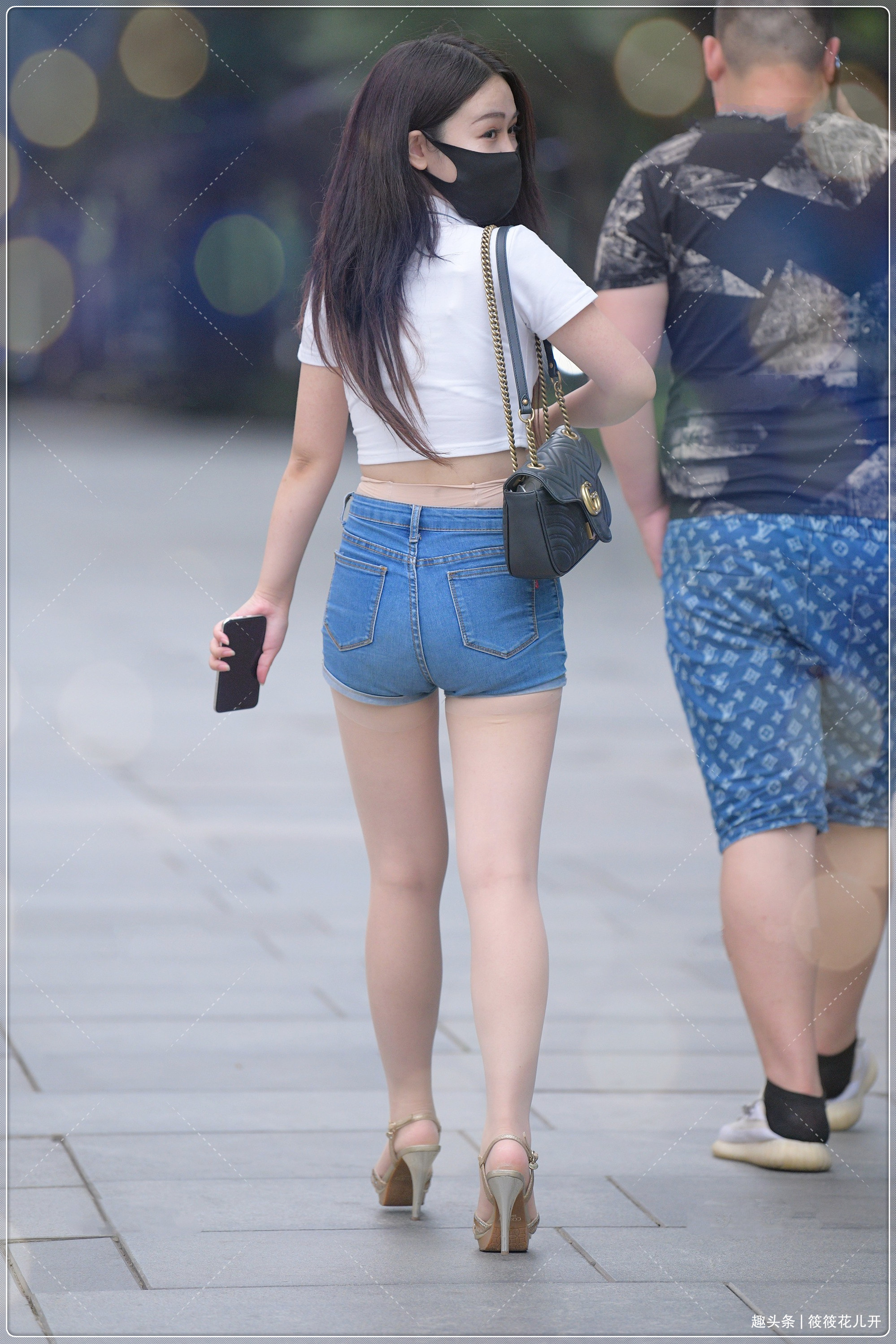 小姐姐 白色短款紧身T恤,搭配短款牛仔裤,清新靓丽