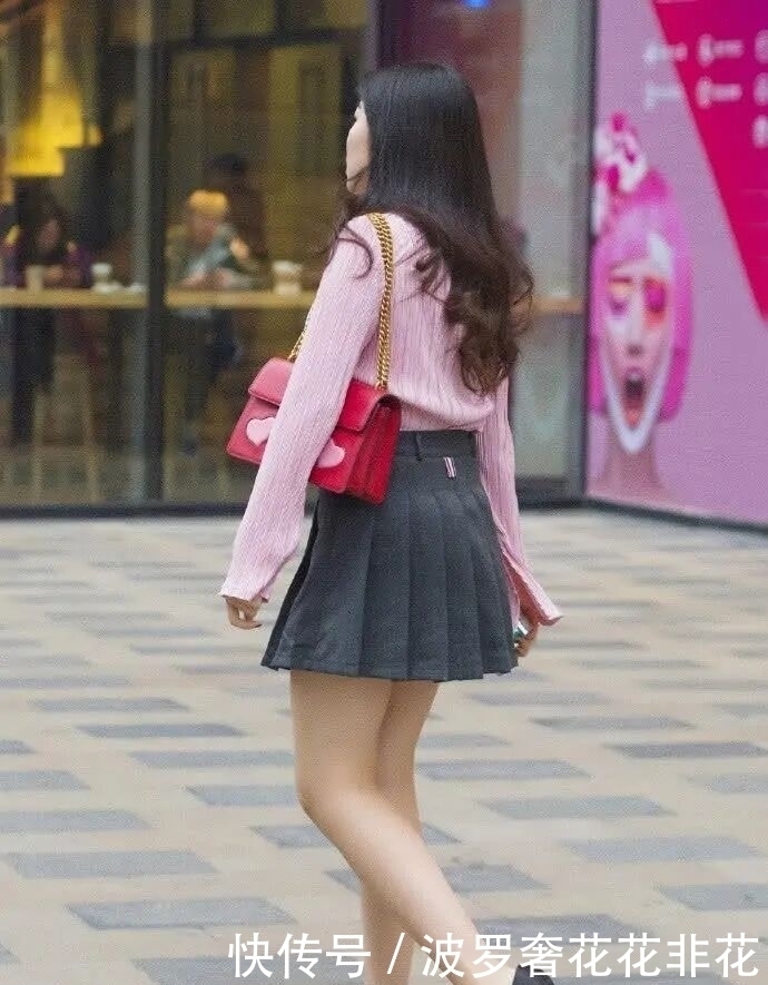 字裙 相较于“A字裙”,百褶裙却占尽了优势,成为大家口中的香饽饽!