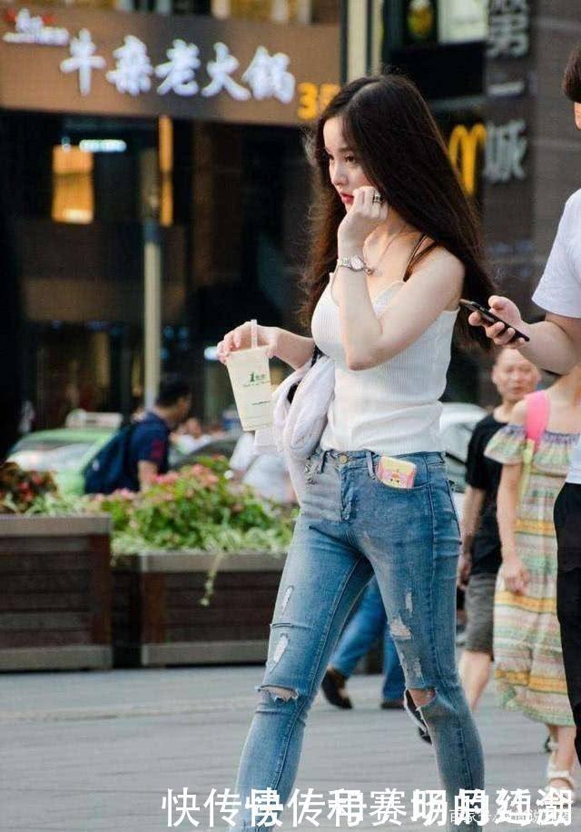 牛仔裤简约又不乏设计感，整体时尚靓丽的造型风格气质不凡