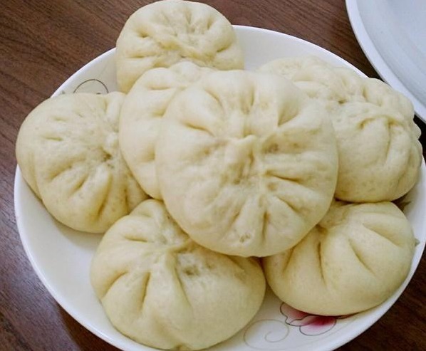 蒸包子，冷水上锅还是热水上锅蒸这一点做对，包子蓬松饱满不塌