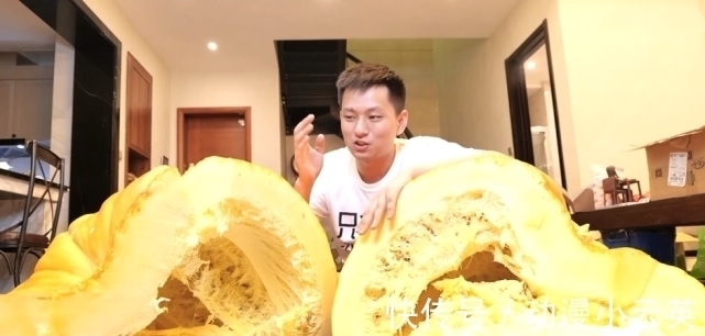 敬漢卿挑戰(zhàn)300斤南瓜王,自嘲是在吃豬食 ,發(fā)布不到一小時播放量上10W
