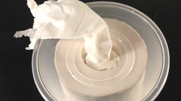 一次性餐盒不要扔,盖子上戳一个洞放家里面,全家人都要抢着用