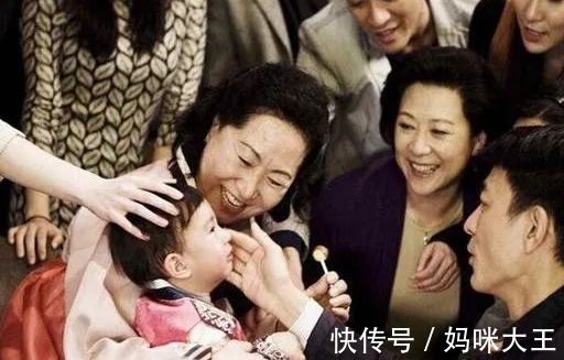 奶奶|从小跟着奶奶睡，和跟着姥姥睡，孩子长大有啥差别？两个方面明显