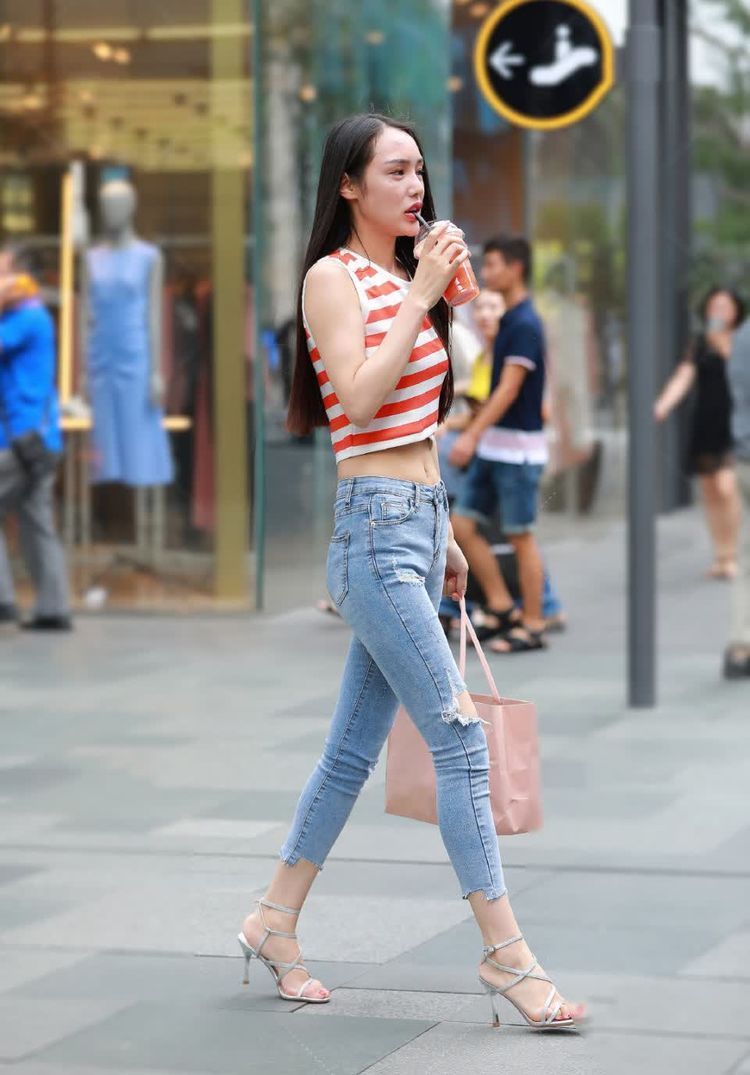  优雅|街拍：魅力十足的小姐姐，肌肤如玉，尊贵优雅显大气