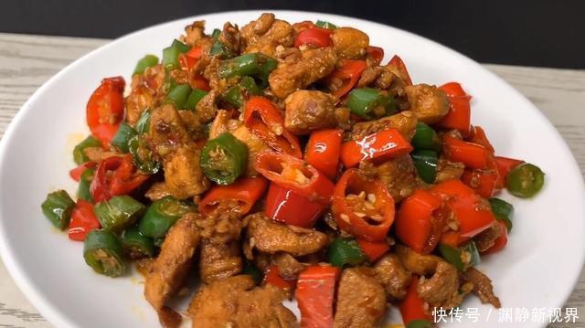 家常|教你家常青椒炒鸡胸肉,酥脆爽口,香辣下饭,一大盘不够吃