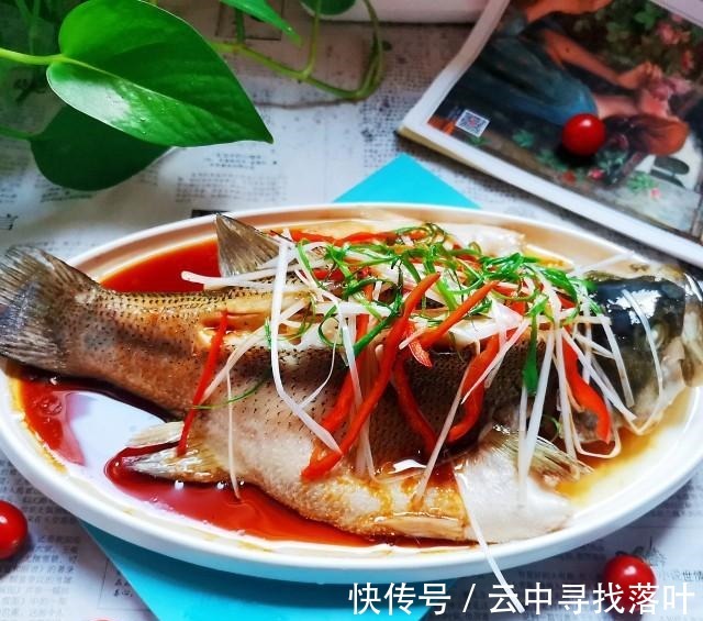 一道味道鲜美的清蒸鲈鱼，鱼肉鲜嫩！