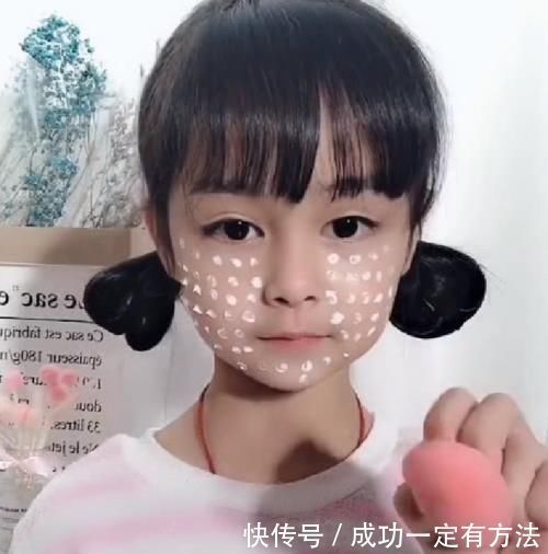 自制力|小学生“化妆”火了,模仿妈妈上粉底、眼影,看到“成品”后爱了